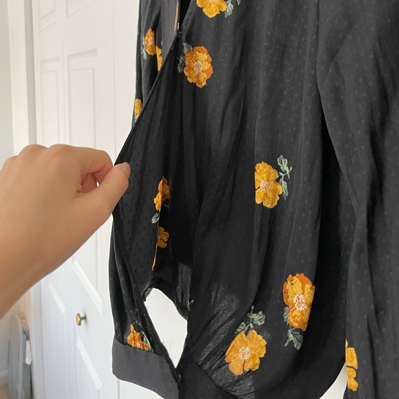 Madewell Black Bubble-Sleeve Wrap Top in Floating Florets - Picture 4 of 7
